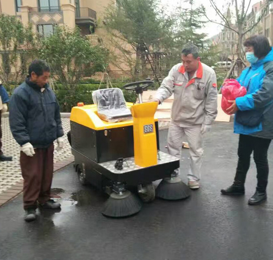物业小区使用小型电动驾驶式扫地车应用现场