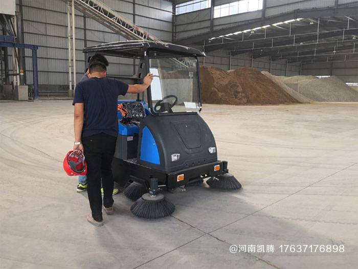 郑州隆鑫水泥制品厂扫地机 水泥厂专用扫地车粉尘不再发愁